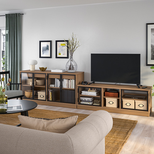 Acogedora sala de estar con mueble de tv LANESUND y aparador en acabado de madera, sofá beige claro, televisor de pantalla plana grande, jarrones decorativos y arte de pared enmarcado.