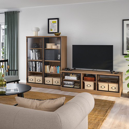 Sala de estar moderna con mueble de TV LANESUND y estantes, un sofá neutro y una alfombra.