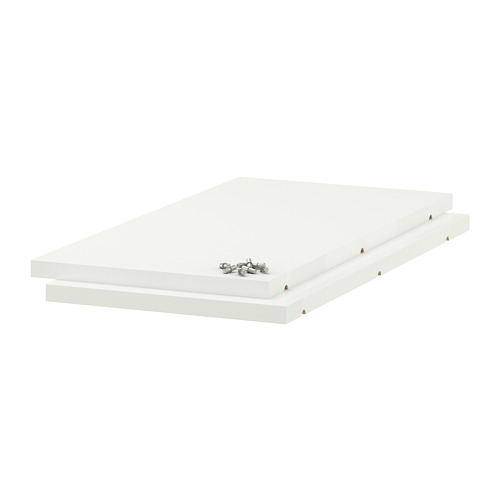 Un conjunto de estanterías de melamina blanca UCHAYA, de forma rectangular y resistentes, listas para ser montadas.