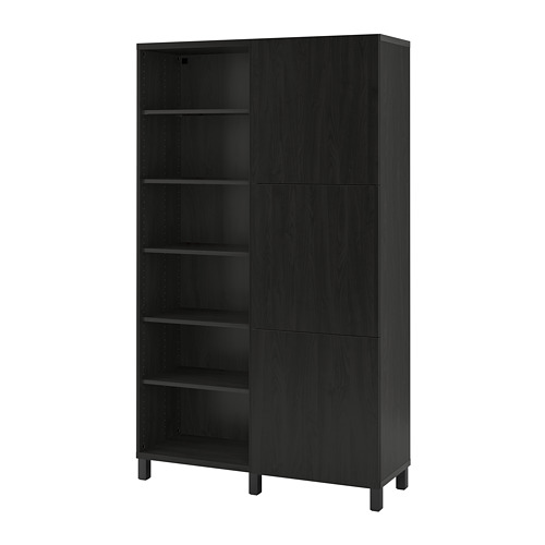 Mueble BESTÅ negro. Alto, forma rectangular con estantes y puertas ajustables, diseño moderno y minimalista.