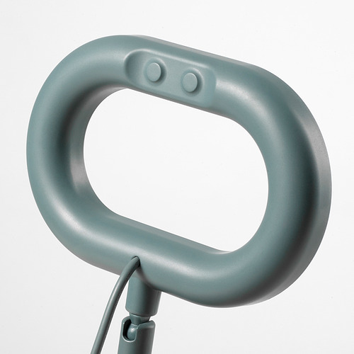 Lámpara anular compacta y elegante con mango suave, unida por un cable perfectamente organizado, que ofrece un control de iluminación versátil.