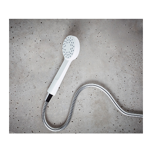 Ducha de mano LILLREVET blanca con manguera flexible sobre superficie gris texturizada.