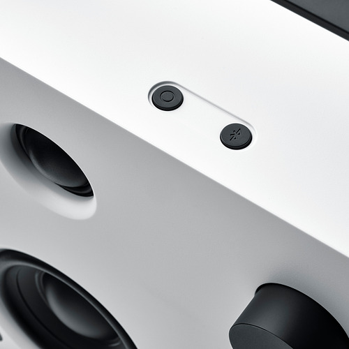 Vista superior de un elegante y moderno altavoz bluetooth con controles circulares, superficie lisa y detalles en negro.