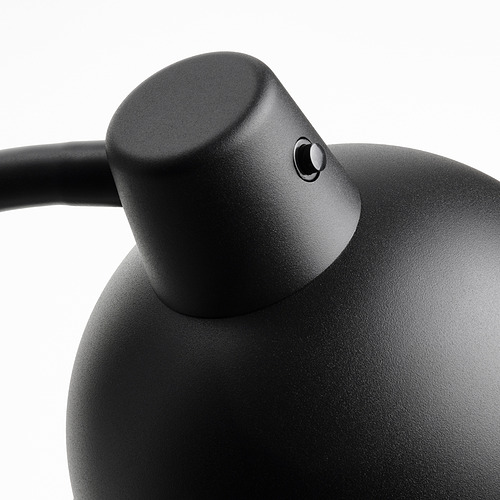 Lámpara negra moderna con cuello ajustable, diseño elegante, calidad de construcción robusta.