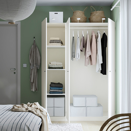 Un armario bien organizado con perchas y estantes para guardar ropa doblada y cajas.