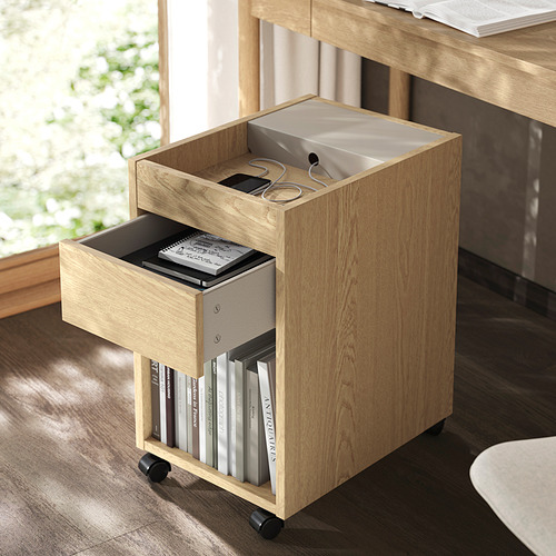 Cajonera móvil de madera con estantería abierta. Sostiene libros, cuadernos y artículos pequeños de una manera elegante.