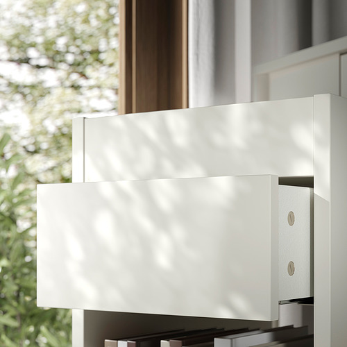 Moderna cajonera blanca de líneas elegantes y limpias y cajones de cierre suave.