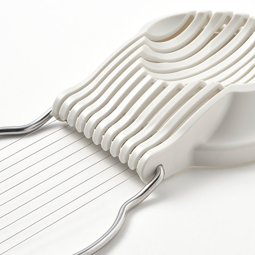 Primer plano de la herramienta para cortar huevos, diseño elegante, plástico duradero y acero inoxidable.