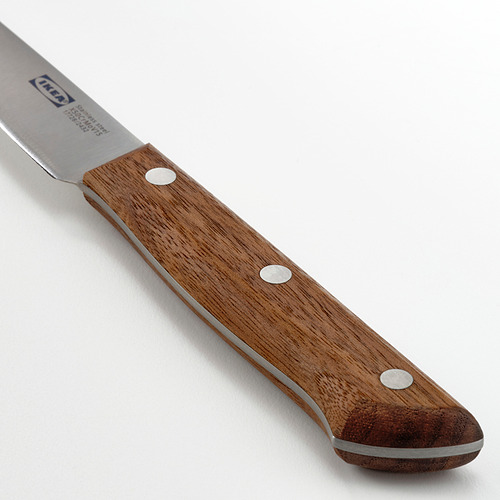 Cuchillo con mango de nogal oscuro y hoja de acero inoxidable, equilibrado para un corte de precisión.