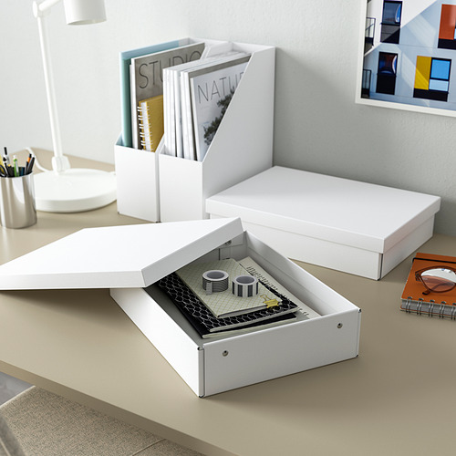 La caja blanca de FJÄDERHARV almacena archivos cerca de un espacio de trabajo, mezclándose perfectamente con la decoración, más grande que un cuaderno, hecha de papel reciclado.