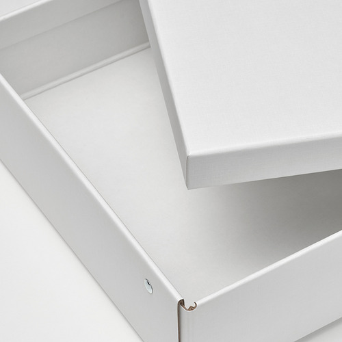 Caja de almacenamiento blanca abierta, diseño limpio y ordenado, construcción robusta, bordes lisos, perfecta para organizar.