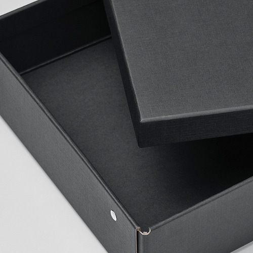Caja de almacenamiento negra, tapa abierta que revela el interior vacío, excelente para organizar documentos y artículos de escritorio.