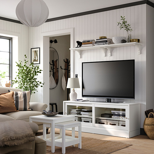 Sala de estar moderna con mueble de TV HAVSTA blanco, TV de pantalla plana, sofá cómodo, decoración elegante y luz natural.