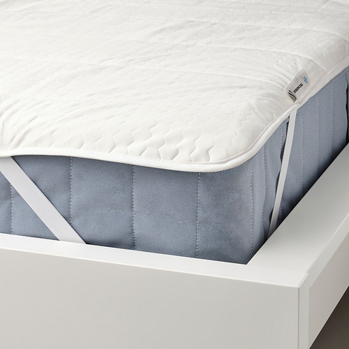 Un protector de colchón blanco con esquinas elásticas, con un tejido refrescante y fibras de cera que regulan la temperatura, que se muestra en un marco de cama.