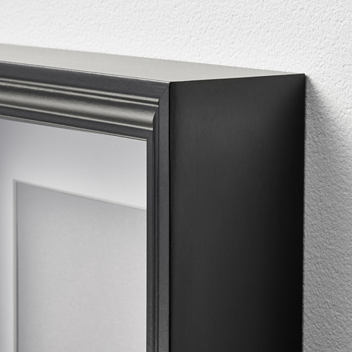 Espejo/cuadro con marco negro sobre pared blanca, artesanía de alta calidad.