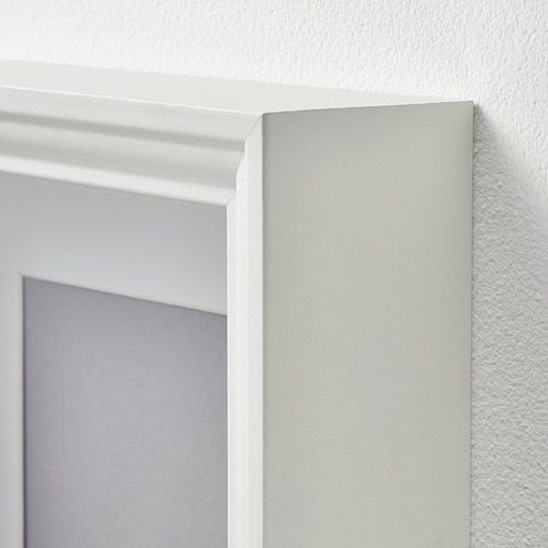 Marco blanco con bordes limpios y lisos; protección frontal de plástico resistente; Detalle de esquina.