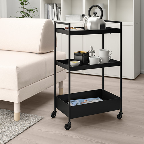 Carro NISSAFORS negro con hervidor, tazas, en salón o cocina.