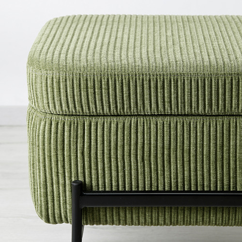 Moderno banco de pana verde con elegantes patas de metal, con tejido de alta calidad y estructura robusta.