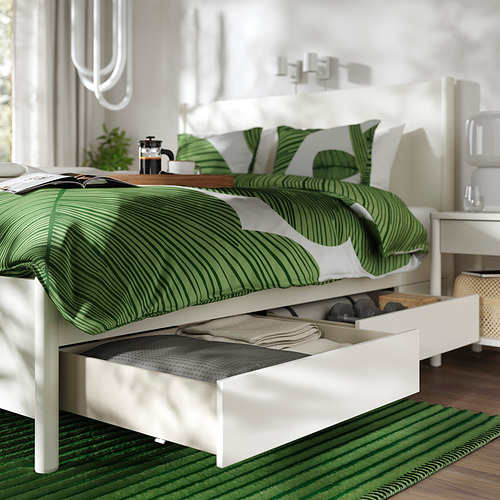 Estructura de cama blanca moderna con ropa de cama a rayas verdes. Incluye 4 cajones de cierre suave para almacenamiento y un somier de láminas.