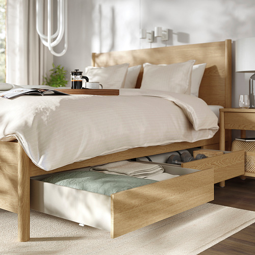 Cama de madera con cajones y cabecero de cierre suave.