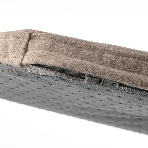 Primer plano del cojín de silla de tela reciclada con detalle de cremallera de calidad.