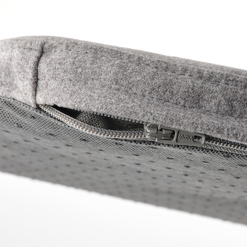 Primer plano de la cremallera de las almohadillas grises de las sillas, que muestra materiales de calidad y extras duraderos.