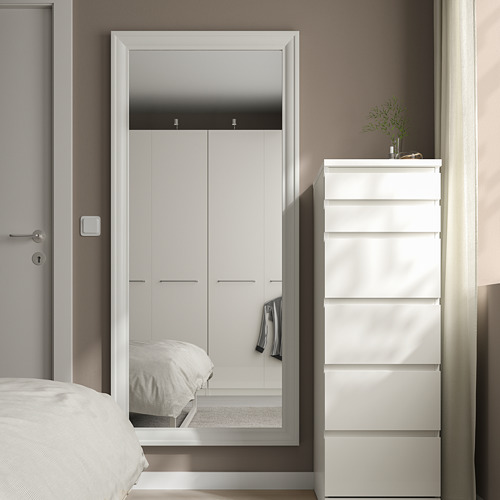 Espejo TOFTBYN en blanco con protección, cerca del armario, refleja la cama, agrega espacio.