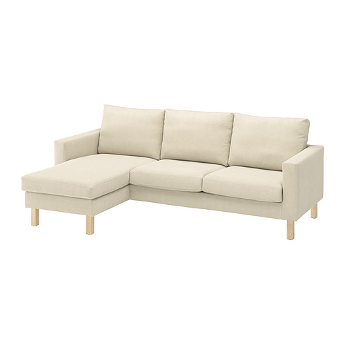 Un sofá modular beige SALTSJÖBADEN con un diván. Está hecha de poliéster y algodón reciclados, diseñada en un estilo moderno y cómodo.