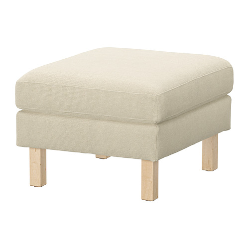 Un reposapiés beige de SALTSJÖBADEN con patas de madera, con materiales reciclados.