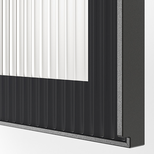 Puerta de vidrio con marco de aluminio negro con textura de lengüeta vertical para mayor privacidad y estilo.