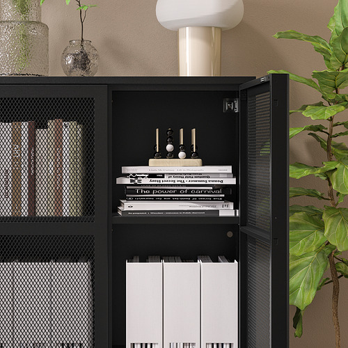 Armario IVAR negro con puertas de malla para guardar libros y decoración. Asegúrelo a la pared por seguridad.