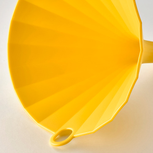 Utensilio de cocina en forma de embudo de color amarillo brillante, diseñado con un patrón ondulado similar a una flor. Robusto y bien elaborado, con un práctico orificio para colgar.