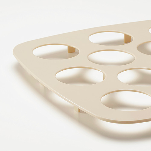Bandeja de plástico para tartas con tapa, con 12 portatarros circulares, diseñada para proteger y presentar productos horneados.