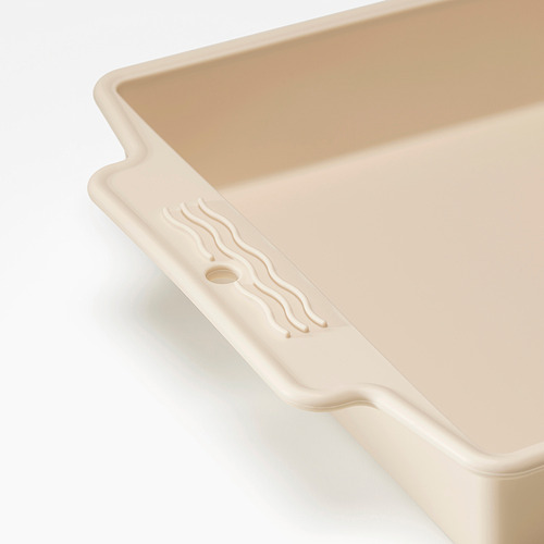 Bandeja de silicona beige con asas fáciles de agarrar, superficie lisa, distribuye el calor de forma uniforme.