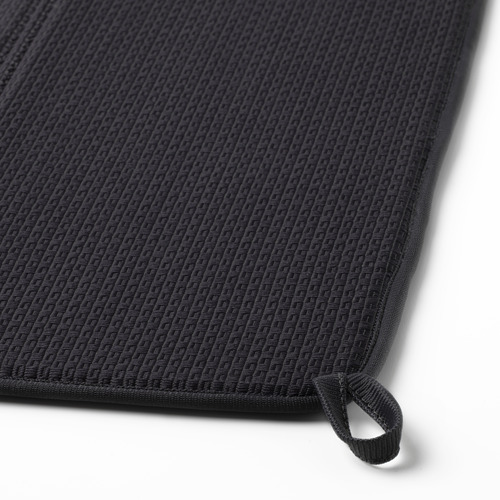 Alfombra de secado negra texturizada con detalle de lazo. Superficie texturizada para agarre, lazo para colgar.