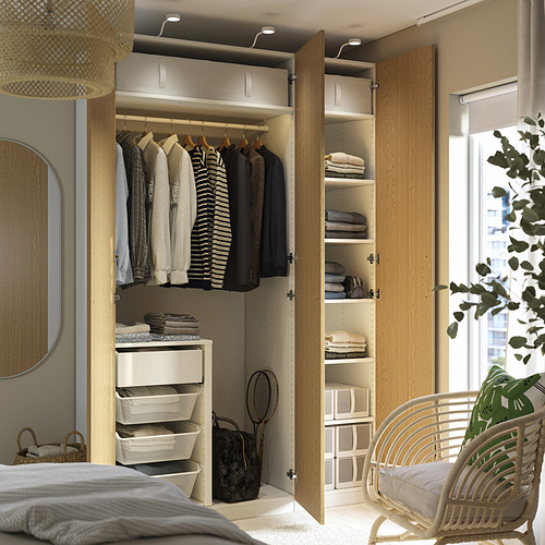 Armario abierto con ropa, estanterías con artículos doblados y compartimentos de almacenamiento. La iluminación integrada ilumina el interior.