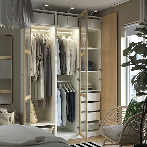 Armario abierto moderno que muestra ropa cuidadosamente organizada en perchas y estantes. La iluminación integrada resalta el interior, proporcionando visibilidad.