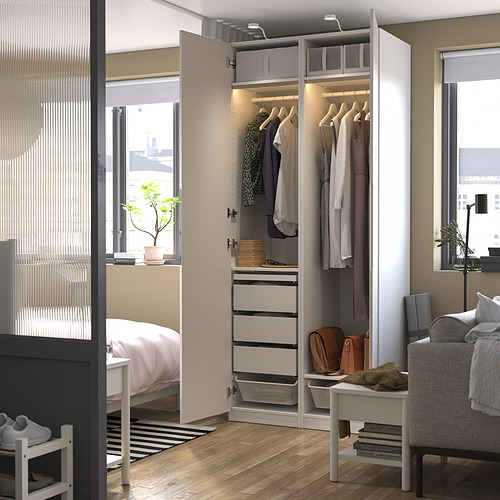 Armario con luces integradas y almacenaje para colgar. Bisagras de cierre suave y pies ajustables para mayor estabilidad. Ropa y accesorios organizados de forma ordenada.