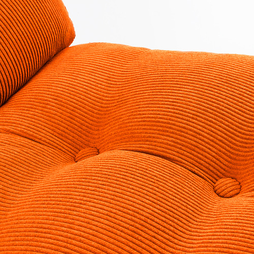 Silla de tela texturizada, afelpada de color naranja brillante con un diseño moderno y curvo.