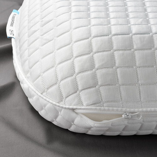 Primer plano de una almohada viscoelástica de alta calidad. Muestra un patrón de cuadrícula detallado y una cremallera blanca en el borde.