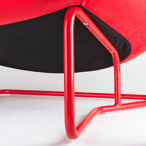 Silla de color rojo brillante con elegante estructura de metal, diseño contemporáneo, que garantiza comodidad y durabilidad.