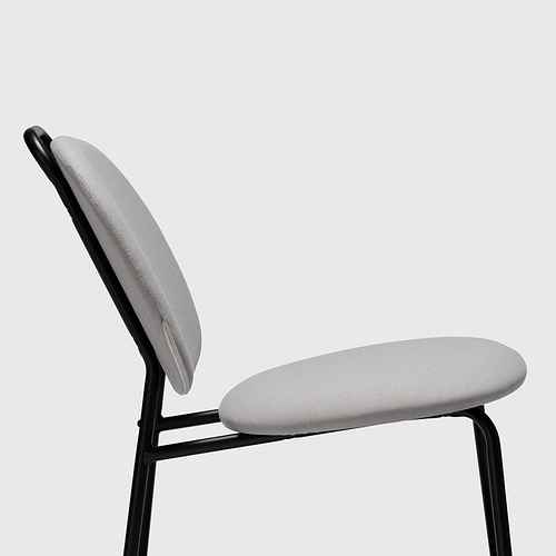 Silla moderna con asiento y respaldo de tela gris claro, patas de metal negro, ángulo cómodo.