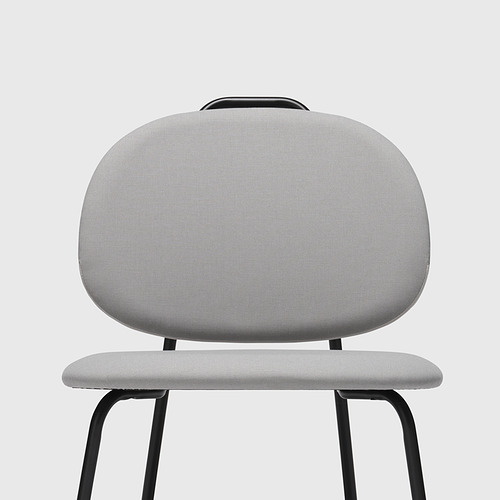 Sillón moderno con tela gris claro, diseño curvo, patas negras robustas y ángulo de asiento cómodo.