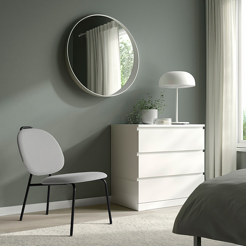 Dormitorio moderno con sillón, arcón, espejo y cama GÄVLE.