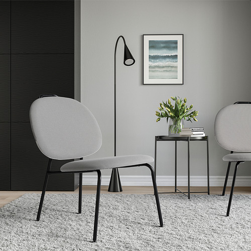 Sala de estar moderna y minimalista con silla, mesa auxiliar y lámpara GÄVLE.