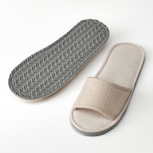 Zapatillas abiertas de color claro con suela ondulada para mayor comodidad. Texturizado para agarre, acolchado de espuma para relajación. Diferentes tamaños disponibles.