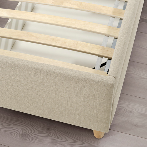 Estructura de cama tapizada en madera clara y beige con cabecero de listones, listones de madera resistentes a la vista y pies pulidos.