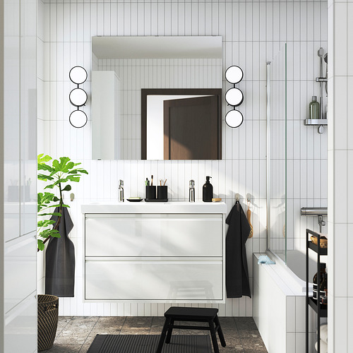Baño moderno con espejo grande, luces negras y tocador blanco.