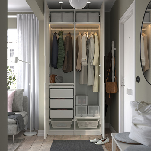 Armario con cajones, cestas y espacio para colgar ropa y bolsos.