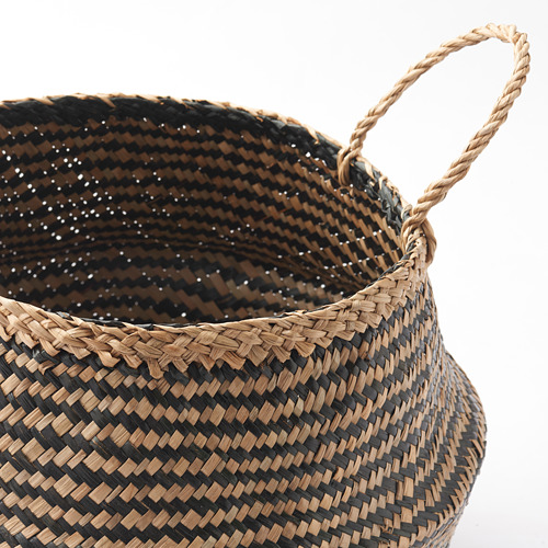 Cesta tejida a mano con asas retorcidas, negras y algas marinas naturales.